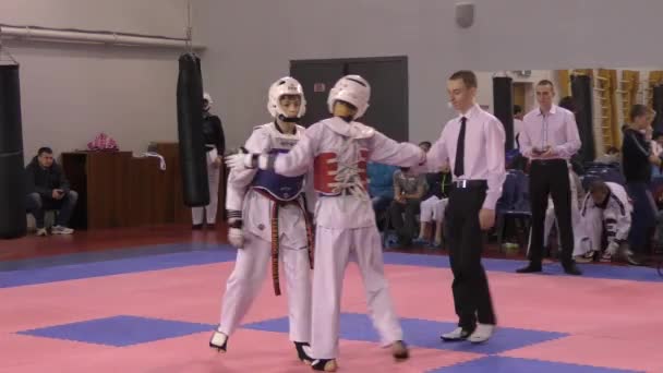 Orenburg, russland - 27. März 2016: die Jungen messen sich im Taekwondo. — Stockvideo