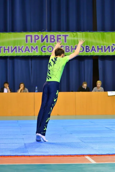 Orenburg, Russia, 26-27 maggio 2017 anni: i giovani competono in acrobazie sportive — Foto Stock