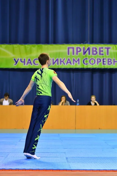 Orenburg, Rusia, 26-27 de mayo de 2017 años: Juniors compete en acrobacias deportivas —  Fotos de Stock