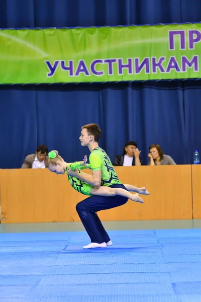 Orenburg, Rusia, 26-27 de mayo de 2017 años: Juniors compete en acrobacias deportivas —  Fotos de Stock
