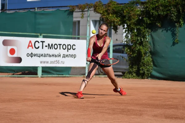 Orenburg, Rússia - 15 de agosto de 2017 ano: menina jogando tênis — Fotografia de Stock