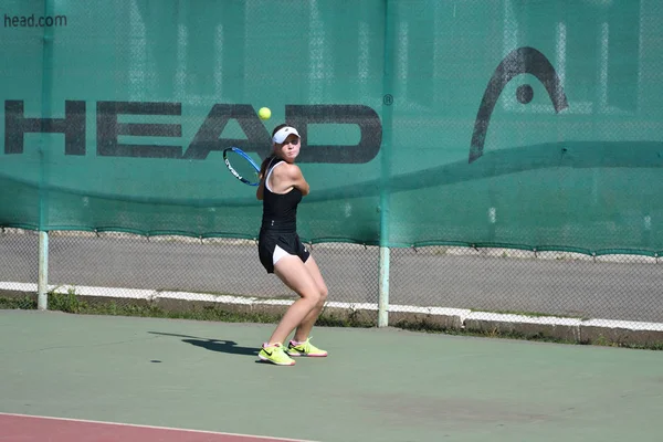 Orenburg, Rusia - 15 de agosto de 2017 año: niña jugando al tenis — Foto de Stock