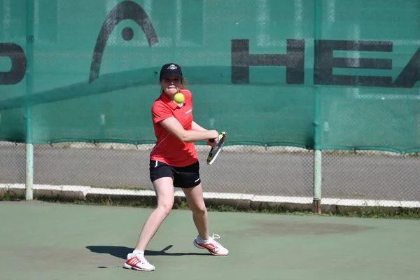Orenburg, Rusia - 15 de agosto de 2017 año: niña jugando al tenis —  Fotos de Stock