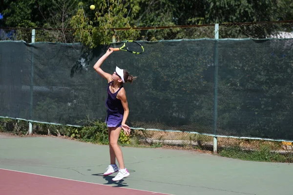 Orenburg, Russie - août 15, 2017 année : fille jouant au tennis — Photo