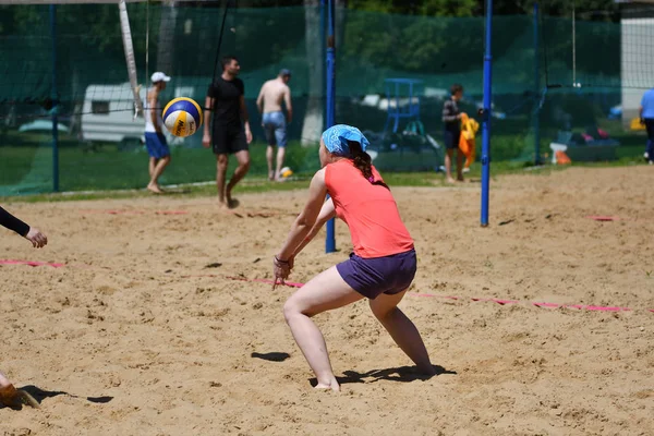 Orenburg, Rusya, 9-10 Haziran 2017 yıl: plaj voleybolu City turnuva Beach Voleybol altın kumlarda oynuyor kız — Stok fotoğraf