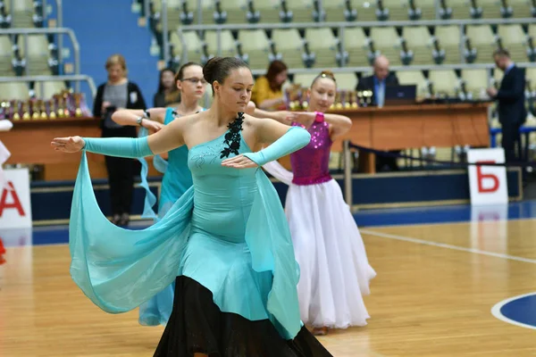 Orenburg, Federacja Rosyjska - 11 grudnia 2016 roku: Dziewczyna i chłopak, taniec — Zdjęcie stockowe