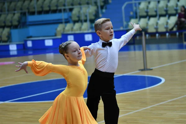 Όρεμπουργκ, Ρωσία - 11 Δεκεμβρίου 2016: Κορίτσι και αγόρι χορό — Φωτογραφία Αρχείου