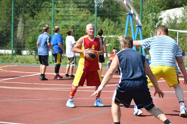 Orenburg, Ryssland - 30 juli 2017 år: män spela Street basket — Stockfoto