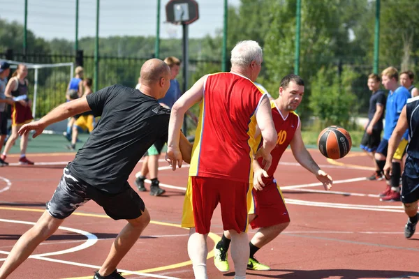 オレンブルク, ロシア連邦 - 2017 年 7 月 30 日年: 男性ストリート バスケット ボールの試合 — ストック写真