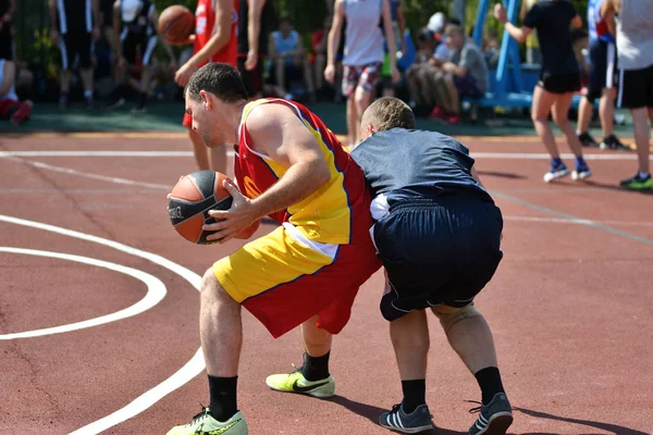 Orenburg, Rosja - 30 lipca 2017 roku: mężczyzn grać w koszykówkę Street — Zdjęcie stockowe