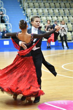 Orenburg, Rusya - 11 Aralık 2016: Kız ve erkek dans
