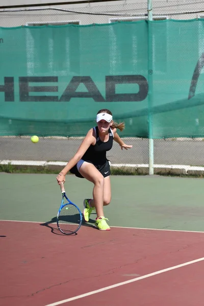 Оренбург, Росія - 15 серпня 2017 року: дівчина грати в теніс — стокове фото