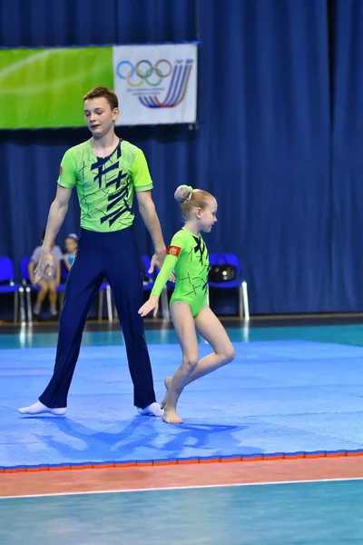 Orenburg, Russie, 26-27 mai 2017 ans : Les Juniors concourent en acrobatie sportive — Photo