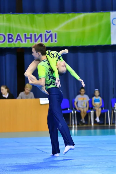 Orenburg, Rosja, lat 26-27 maja 2017: juniorzy konkurować w akrobatyka sportowa — Zdjęcie stockowe