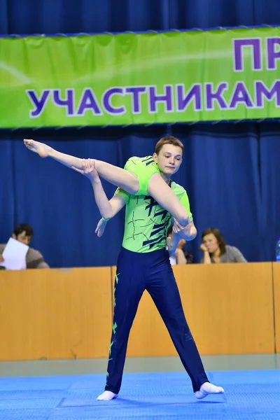 Orenburg, Rússia, 26-27 de maio de 2017 anos: Juniores competem em acrobacia esportiva — Fotografia de Stock