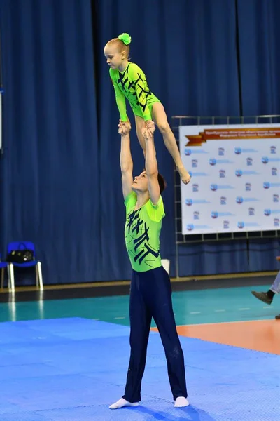 Orenburg, Rusia, 26-27 de mayo de 2017 años: Juniors compete en acrobacias deportivas —  Fotos de Stock