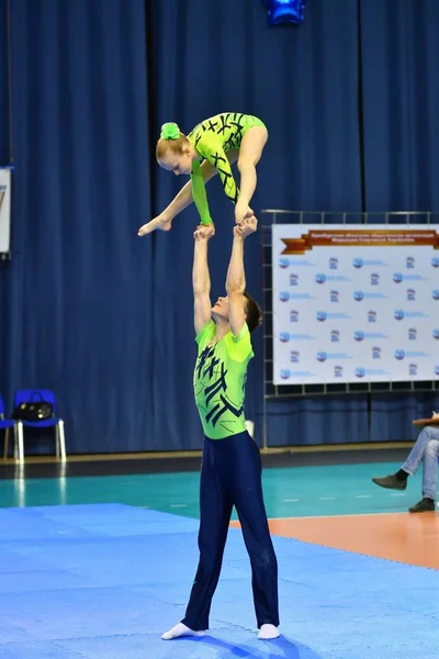 Orenburg, Russie, 26-27 mai 2017 ans : Les Juniors concourent en acrobatie sportive — Photo