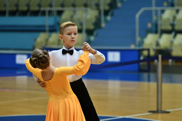 Orenburg, Rússia - 11 de dezembro de 2016: Menina e menino dançando — Fotografia de Stock