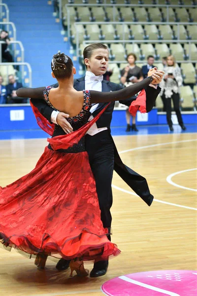 Orenburg, Rússia - 11 de dezembro de 2016: Menina e menino dançando — Fotografia de Stock