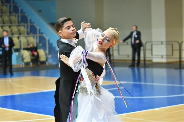 Orenburg, Rusya - 11 Aralık 2016: Kız ve erkek dans — Stok fotoğraf