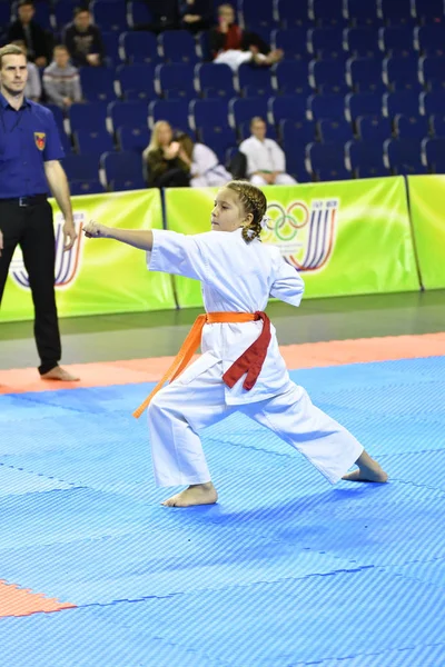 Orenburg, Venäjä - 5 maaliskuu 2017 vuosi: Tytöt kilpailevat karate — kuvapankkivalokuva