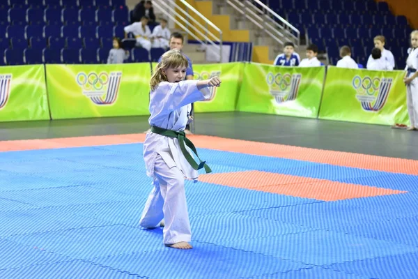 Orenburg, Russia - Marzo 5, 2017 anno: Le ragazze competono nel karate — Foto Stock