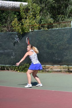 Orenburg, Rusya Federasyonu - 15 Ağustos 2017 yıl: Tenis oynayan kız