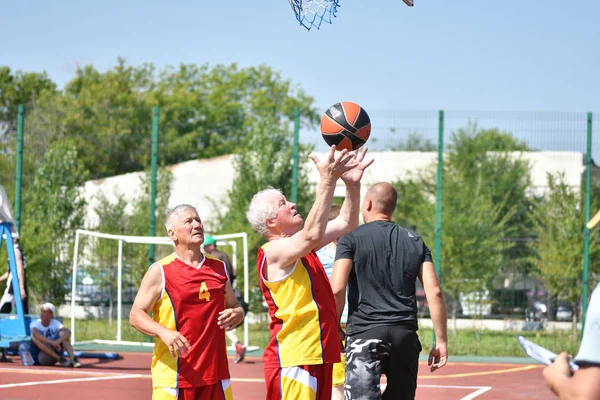 オレンブルク, ロシア連邦 - 2017 年 7 月 30 日年: 男性ストリート バスケット ボールの試合 — ストック写真