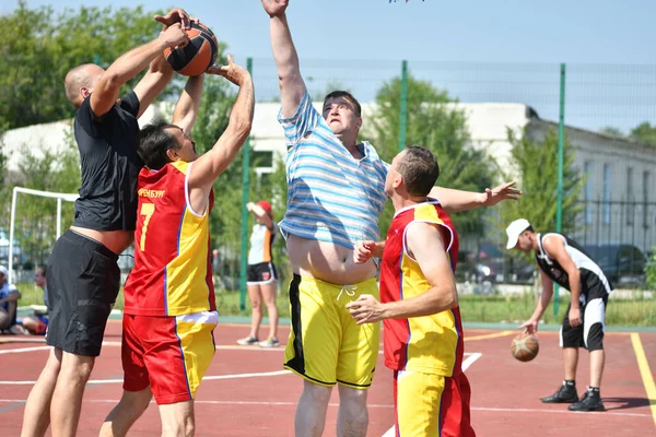 Orenburg, Ryssland - 30 juli 2017 år: män spela Street basket — Stockfoto