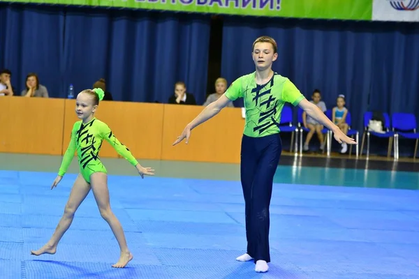 Orenburg, Rússia, 26-27 de maio de 2017 anos: Juniores competem em acrobacia esportiva — Fotografia de Stock