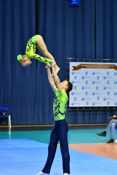 Orenburg, russland, 26-27 mai 2017 jahre: jugendliche messen sich in sportakrobatik — Stockfoto