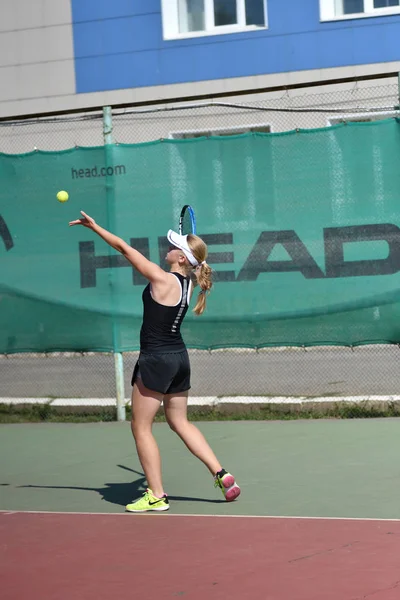 Orenburg, russland - august 15, 2017 jahr: mädchen spielt tennis — Stockfoto