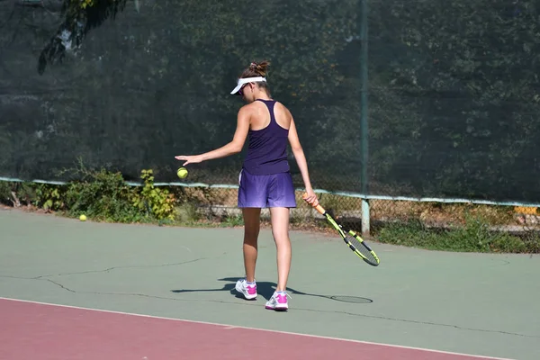 オレンブルク, ロシア連邦 - 2017 年 8 月 15 日年: テニスの女の子 — ストック写真