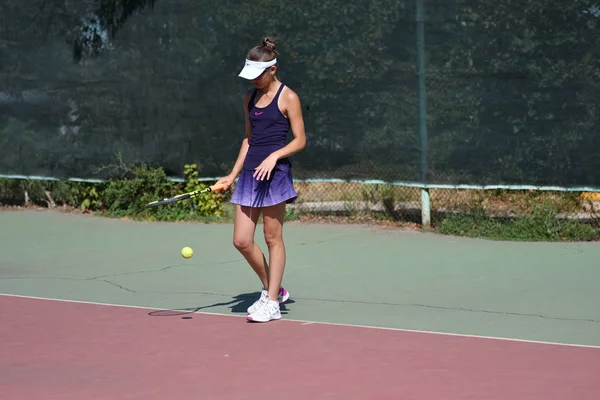 Orenburg, Rusia - 15 de agosto de 2017 año: niña jugando al tenis — Foto de Stock