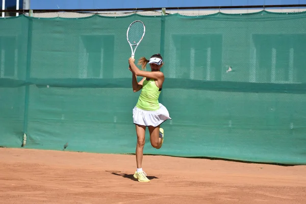 Orenburg, Rusia - 15 august 2017 an: fată care joacă tenis — Fotografie, imagine de stoc