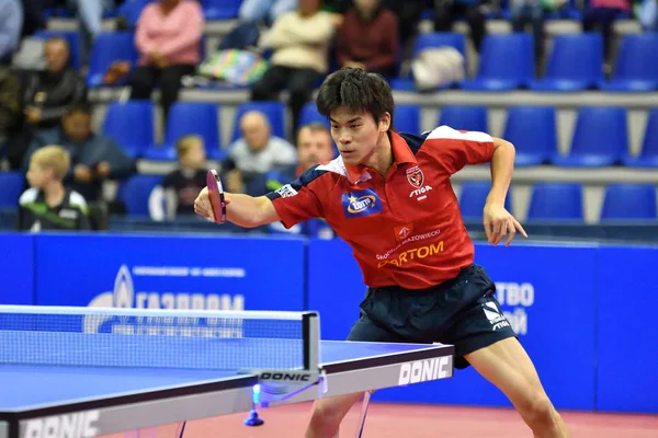 Orenburg, Rusia - 28 de septiembre de 2017 años: niño competir en el juego de tenis de mesa —  Fotos de Stock