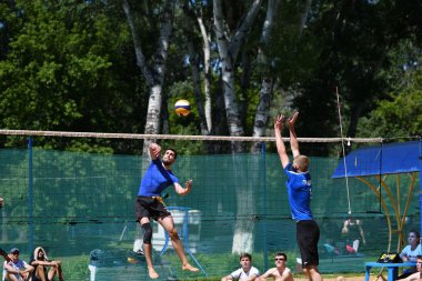 Orenburg, Rusya, 9-10 Haziran 2017 yıl: plaj voleybolu oynarken çocuklar