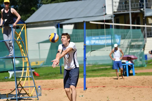 Orenburg, russland, 9. - 10. juni 2017 jahr: jungs spielen beachvolleyball — Stockfoto