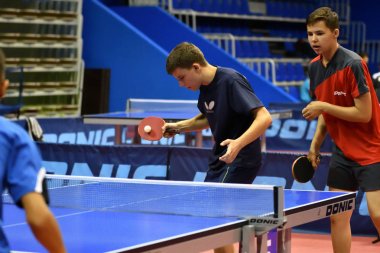 Orenburg, Rusya Federasyonu - 15 Eylül 2017 yıl: Masa Tenisi oynayan çocuklar