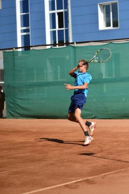 Orenburg, Rusya Federasyonu - 15 Ağustos 2017 yıl: Tenis oynayan çocuklar