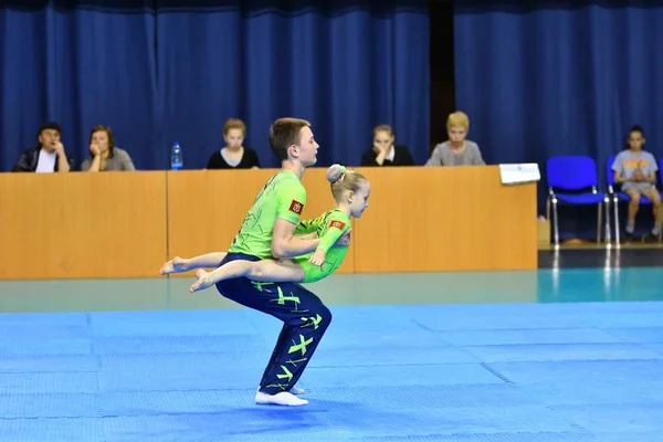 Orenburg, Rusko, 26-27 května 2017 roky: junioři soutěžit v sportovní akrobacie — Stock fotografie