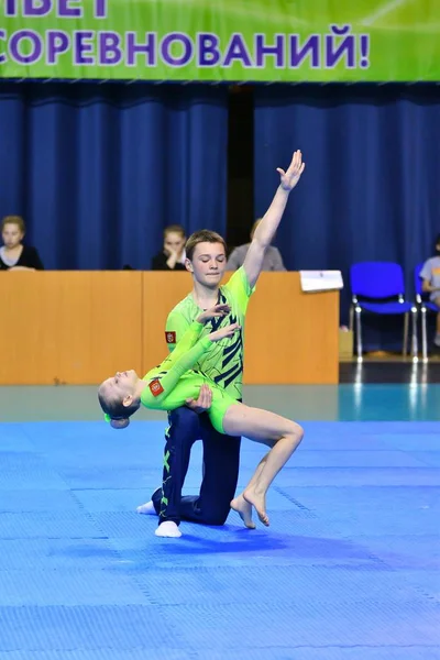 Orenburg, russland, 26-27 mai 2017 jahre: jugendliche messen sich in sportakrobatik — Stockfoto