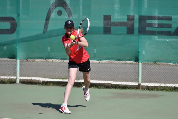 Orenburg, Rússia - 15 de agosto de 2017 ano: menina jogando tênis — Fotografia de Stock