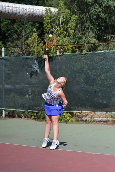 Orenburg, Russia - August 15, 2017 year: girl playing tennis — Stock Photo, Image