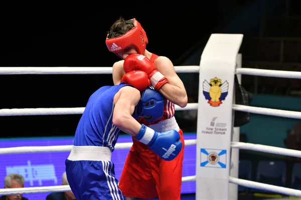 Orenburg, Rússia-7 de maio de 2017 ano: Meninos boxeadores competem — Fotografia de Stock