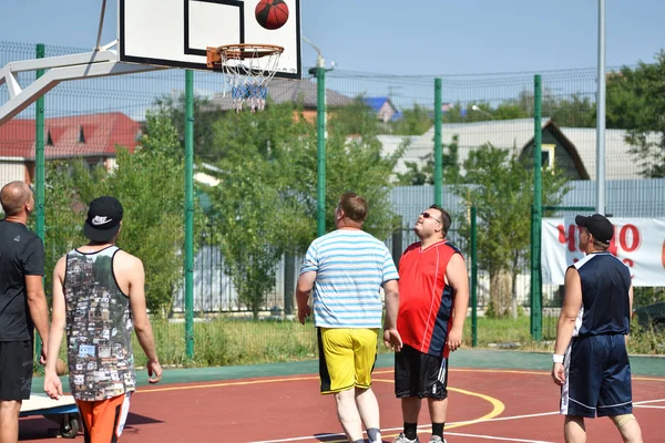 오렌부르크, 러시아-7 월 30 일, 2017 년: 남자 농구 거리 — 스톡 사진