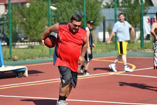 Orenburg, Rússia - Julho 30, 2017 ano: os homens jogam basquete de rua — Fotografia de Stock