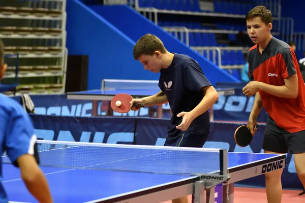 Orenburg, Rusia - 15 de septiembre de 2017 año: Niños jugando ping pong —  Fotos de Stock