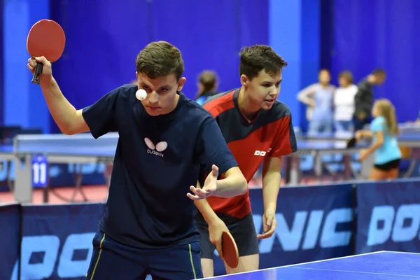 Orenburg, Rusia - 15 September 2017: Anak laki-laki bermain ping pong — Stok Foto