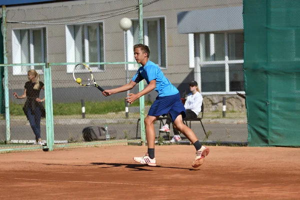 Orenburg, Rusia - 15 Agustus 2017: Anak laki-laki bermain tenis — Stok Foto